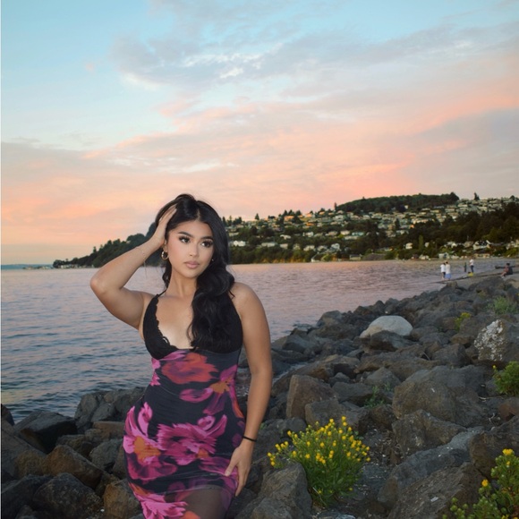 Nikon Black DSLR Camera with Orange Interior Case - Picture 6 of 7